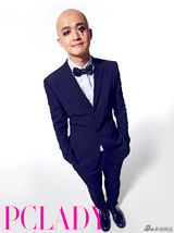 组图：包贝尔与鹅共舞 烟熏妆造型前卫