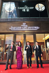 组图：董璇红裙站台典雅大展淑媛风范