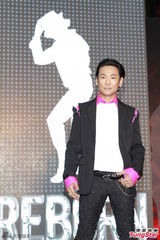 杜德伟曾与MJ合作 将签名衣服珍重收藏