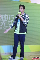 组图：彭于晏运动装亮相帅气抢镜