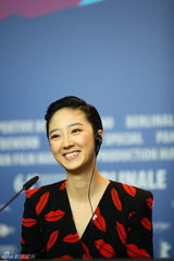 组图：《白日》见面会 桂纶镁与王学兵暧昧调笑