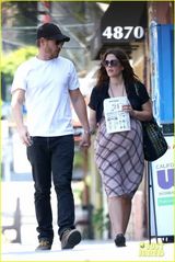 组图：巴里摩尔挺大肚与丈夫共进午餐