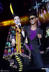 组图：范玮琪开个唱姐妹助阵 老公黑人上台送热吻 