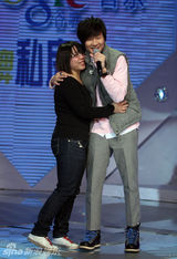 幻灯图：林俊杰分享新歌与粉丝互动 上演模仿秀