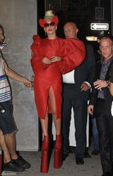 组图：Gaga《名利场》大片再蹬“恨天高”尴尬摔倒 