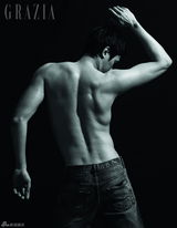 组图：冯绍峰半裸露背秀肌肉 拍大片宣传《鸿门宴》