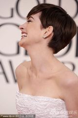组图：金球红毯安妮-海瑟薇修身白裙曲线曼妙