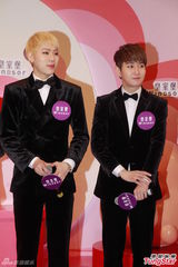 组图：韩团Block B亲民袭港 成员朴经疯狂送抱