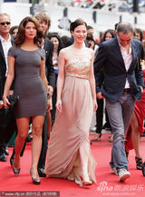 幻灯图：张曼玉前夫新作首映 红毯紧盯女演员美胸