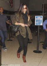 组图：赛琳娜军绿外套现身 裸露单肩秀性感