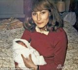 组图：威廉王子曝最新全家福 凯特抱娃母爱十足