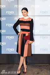 组图：黄奕出席时装周优雅变装 度中秋思念女儿