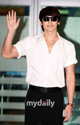 幻灯图：Rain美国获奖归来 8日下午返回韩国 