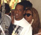 组图：碧昂斯一家现身巴黎 老公与爱女穿亲子装