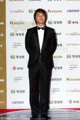 高清组图：青龙奖红毯女星争艳 河智苑孙艺珍成焦点