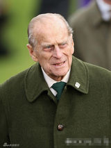 组图：英女王出席王室圣诞活动 蓝色套裙捧鲜花和蔼