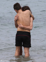 组图：奈特莉度蜜月笑贴老公 碎花比基尼秀身板