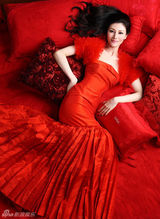 高清图：李嘉欣岁末红裙写真 高贵代言秀妩媚温柔