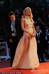 组图：《传染病》首映 格温妮丝-帕特洛粉裙动人