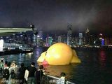 组图：香港大黄鸭漏气无奈卧倒趴水中