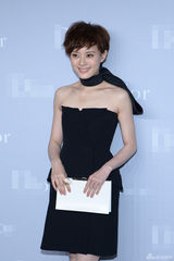 组图：孙俪黑裙亮相品牌秀 与好友舒淇那英热聊