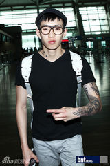 组图：朴宰范B1A4亮相机场赴新加坡参加演出