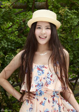 组图：温心夏日唯美写真 与新作风格十分吻合