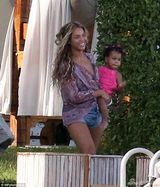 组图：碧昂斯携女庭院玩耍 举摄像机与狗仔互拍