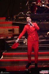 组图：陈奕迅压轴演唱 与女歌手热情拥抱