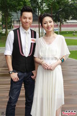 组图：杨千嬅白色长裙优雅亮相 大谈育儿经