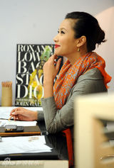 幻灯图：徐静蕾成客座主编 尝试安吉丽娜朱莉造型