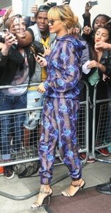 组图：蕾哈娜闺蜜情侣装亲密 花朵装变妩媚玫瑰