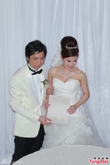 组图：张美妮穿传统裙褂出嫁 新郎深情热吻