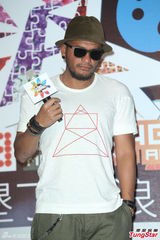 组图：陈绮贞结婚无着落 张震岳猛健身晒成黑炭