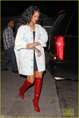 组图：蕾哈娜个性红靴亮眼 满手纹身土豪范十足