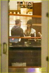 组图：水果姐情变素颜出行 拥抱异性友人求安慰