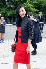 组图：姚星彤青睐法国设计 红黑碰撞小露性感