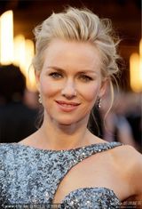 组图：娜奥米-沃茨银色战衣闪耀红毯