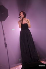 组图：杨千嬅开唱感触到哭 多套名贵战衣轮番亮相