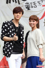 组图：王子许哲佩合作舞台剧感情戏多