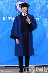 组图：张根硕丁一宇大学毕业获颁功劳奖