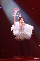 组图：梁静茹银白短裙开唱 送亲笔签名纸飞机