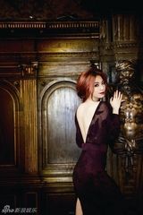 组图：SHE《Elle》古堡写真贵妇装红唇冶艳