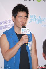 组图：梁汉文陪爱妻战胜乳癌