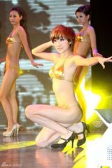 组图：亚姐决赛现场玉腿酥胸 艺术生扎堆汤加丽助阵 