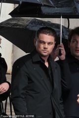 组图：莱昂纳多拍广告浪漫淋雨 代言捞500万美金