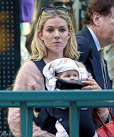 组图：西耶娜-米勒握咖啡带萌女儿出街