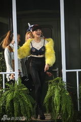 组图：爱戴新歌MV扮复古女郎