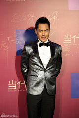 组图：郑嘉颖出席时尚活动登台献唱引爆全场