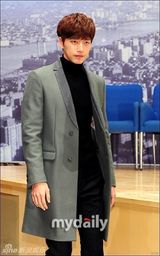 组图：全智贤首演电视剧 白蕾丝镂空裙高挑清瘦